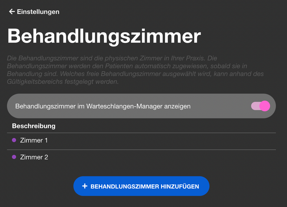 Die physischen Behandlungszimmer lassen sich in der Einstellungen verwalten. Hier kann auch festgelegt werden, ob die Zimmer im Warteschlangen-Manager angezeigt werden sollen.